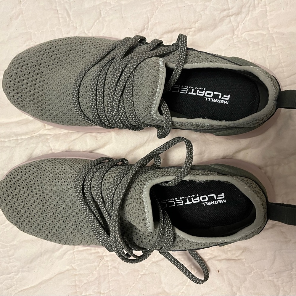 Merrell women’s cloud knit sneaker new in box. Size 8.5